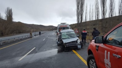 Oltu'da Trafik Kazası Açıklaması 3 Yaralı