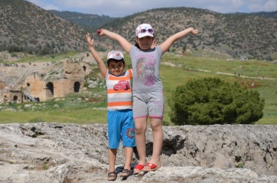 Pamukkale'ye Giriş Ücretsiz Oldu, Adım Atacak Yer Kalmadı