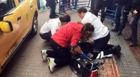 MEHMET ACAR - Direksiyon Başında Seyir Halindeyken Kalp Krizi Geçiren Taksici Önce Bariyere Ardından Kadına Çarptı