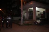 İzmir'de İki Kişi Arasında Çıkan Tartışma Kanlı Bitti Açıklaması 1 Ağır Yaralı