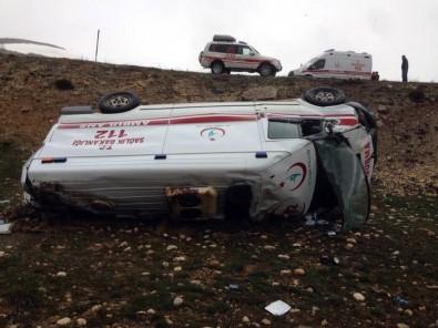Karaman'da Ambulans Şarampole Devrildi Açıklaması 3 Yaralı