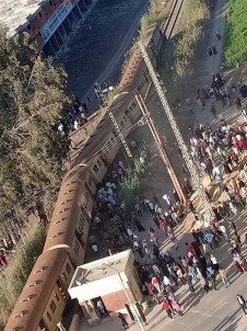 Mısır'da Tren Raydan Çıktı Açıklaması En Az 25 Yaralı