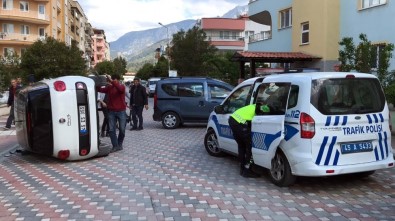 Otomobilin Çarptığı Park Halindeki Araç Yolda Yürüyen Yayayı Yaraladı