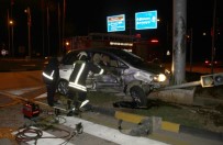 ARAÇ KURTARMA - Otomobiller Kavşakta Çarpıştı, Ortalık Savaş Alanına Döndü Açıklaması 4 Yaralı