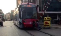 KIZ ÇOCUĞU - Tramvayın Arkasına Tutunup Metrelerce Kaydılar