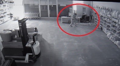 5 Dakikada 5 Bin TL'lik Sigara Ve Bin 500 TL Para Çalıp Kaçtılar