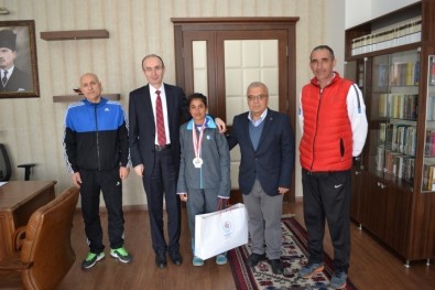 Ağlayarak Koştu, Şampiyon Oldu