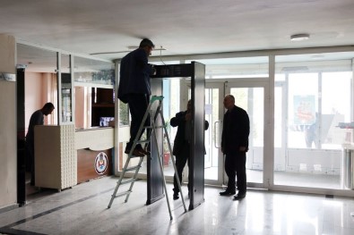 Başkan Tanğlay, Belediye Girişindeki X-Ray Cihazını Kaldırdı