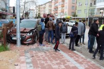 KAZIM KARABEKİR - Çocuklara Çarpmak İstemeyen Sürücü Otomobile Çarptı Açıklaması 2 Yaralı