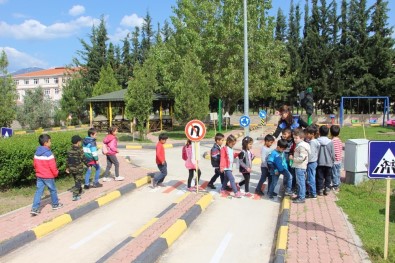 Çocuklara Uygulamalı Trafik Eğitimi Devam Ediyor