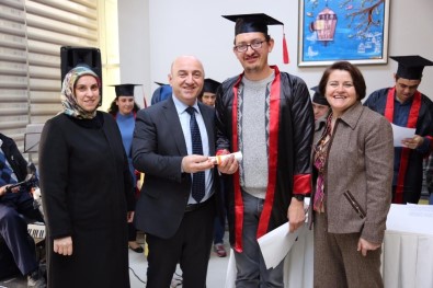 Darıca'da Engelli Vatandaşlar Diplomalarını Aldı