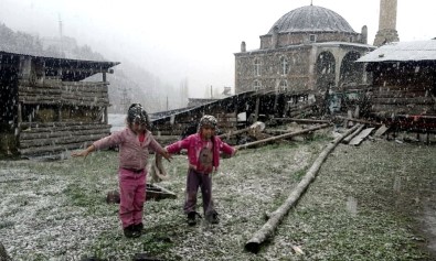 Erzincan'ın Yüksek Kesimlerinde Kar Yağışı