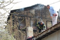 İTFAİYE ARACI - Bilecik'te 2 Katlı Kerpiç Ev Tutuştu, Alevler Yandaki Eve Sıçradı