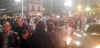 Cezayirliler Buteflika'nın İstifasını Kutluyor