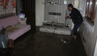 Diyarbakır'da Sağanak Yağış Açıklaması Ev Ve İş Yerlerini Su Bastı