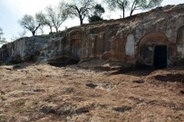BÜLENT UYGUR - Hatay'da Kaya Mezarlar Gün Yüzüne Çıkarılıyor