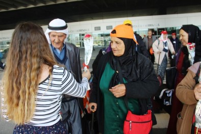 İsrailli Ve Filistinli Turistleri Karanfillerle Karşıladılar