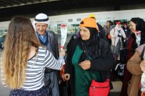 TURİST KAFİLESİ - İsrailli Ve Filistinli Turistleri Karanfillerle Karşıladılar