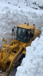 İBRAHIM DÜNDAR - Kar Kalınlığının 8 Metreyi Bulduğu Yolda Karla Mücadele Çalışması