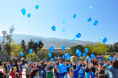 Manisa'da Otizme Mavi Balon Göndermesi