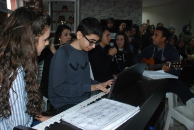 Otizmli Öğrenci Piyano İle Engelleri Aştı