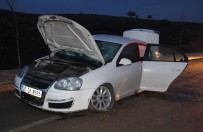 NECMETTİN ERBAKAN - Otomobil Direğe Çarptı Açıklaması 5 Yaralı