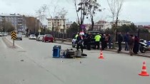 YAKUP ÇELIK - Otomobilin Çarptığı Motosikletli Kurye Ağır Yaralandı