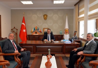 Başkan Bakkalcıoğlu, Vali Şentürk'ü Ziyaret Etti
