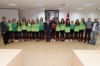 VOLEYBOL TAKIMI - Başkan Sarıkurt Şampiyonları Ağırladı