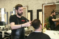 SARAYLAR - Bu Berberde 15 Gün Sonrasına Sıra Bulunuyor