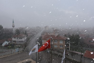 Eskişehir'e Nisan Ayının Ortasında Kar Yağdı