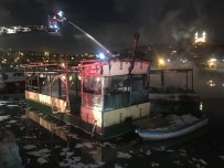 Haliç'te Kafe Olarak Kullanılan 2 Teknede Yangın