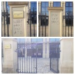 KÖTÜLÜK - İngiltere'de Bir Caminin Girişine Irkçı Yazılar Yazıldı