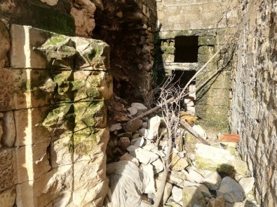 Mardin'de Sağanak Yağış Nedeni İle Yıkılan Duvarların Ardından Tarih Çıktı