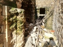 TARIHI GÜN - Mardin'de Sağanak Yağış Nedeni İle Yıkılan Duvarların Ardından Tarih Çıktı
