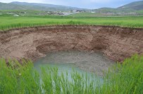 MAZLUM - Siirt'te Aşırı Yağışlar Nedeniyle Tarlada Oluşan Obruk Çiftçileri Korkuttu