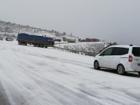 Tokat - Sivas Karayolunda Kar Sebebiyle Ulaşımda Aksama