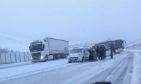YOLCU OTOBÜSÜ - Bingöl'de  Kar Ve Tipi Etkili Oldu