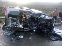 Hafif Ticari Araçla Otomobil Çarpıştı Açıklaması 2 Ölü, 3 Yaralı