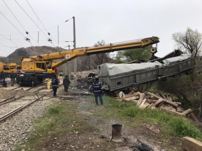 Malatya'da Tren Kazasındaki Enkaz Kaldırma Çalışmaları Sürüyor