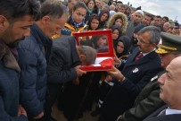 SÖZLEŞMELİ ER - Şehit Babasına Kırıkkale Valisi'nden Türk Bayrağı