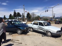 SEBZE HALİ - Adana'da Trafik Kazası Açıklaması 3 Yaralı