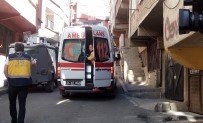 Beyoğlu'nda Dayaktan Kaçmaya Çalışan Kadın Eşini Sırtından Bıçakladı