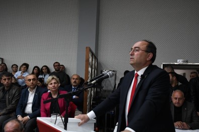 CHP'li Başkan Elçin Artvin Belediyesi'nin Borç Listesini Belediye Binasına Astı