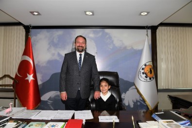 Çiğli Belediye Başkanlığı Koltuğuna Minik Ecem Oturdu