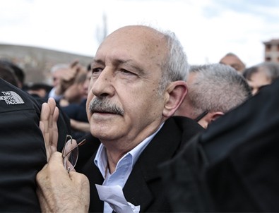 Kılıçdaroğlu'na yumruk atan şahıs gözaltına alındı