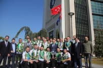 ALINUR AKTAŞ - Kupayı Bursa'ya Getirdiler, Başkan Onları Kapıda Karşıladı...