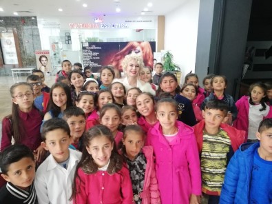 Mardinli Marilyn Monroe'dan Çocuklara 23 Nisan Sürprizi