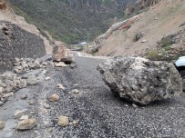 OKÇULAR - Siirt'te Dağdan Kopan Dev Kaya Parçaları Yolu Ulaşıma Kapattı