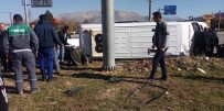 YOLCU MİDİBÜSÜ - Yolcu Midibüsüyle Otomobil Çarpıştı Açıklaması 2'Si Ağır 17 Yaralı